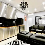 Luxury 3 Bedroom *